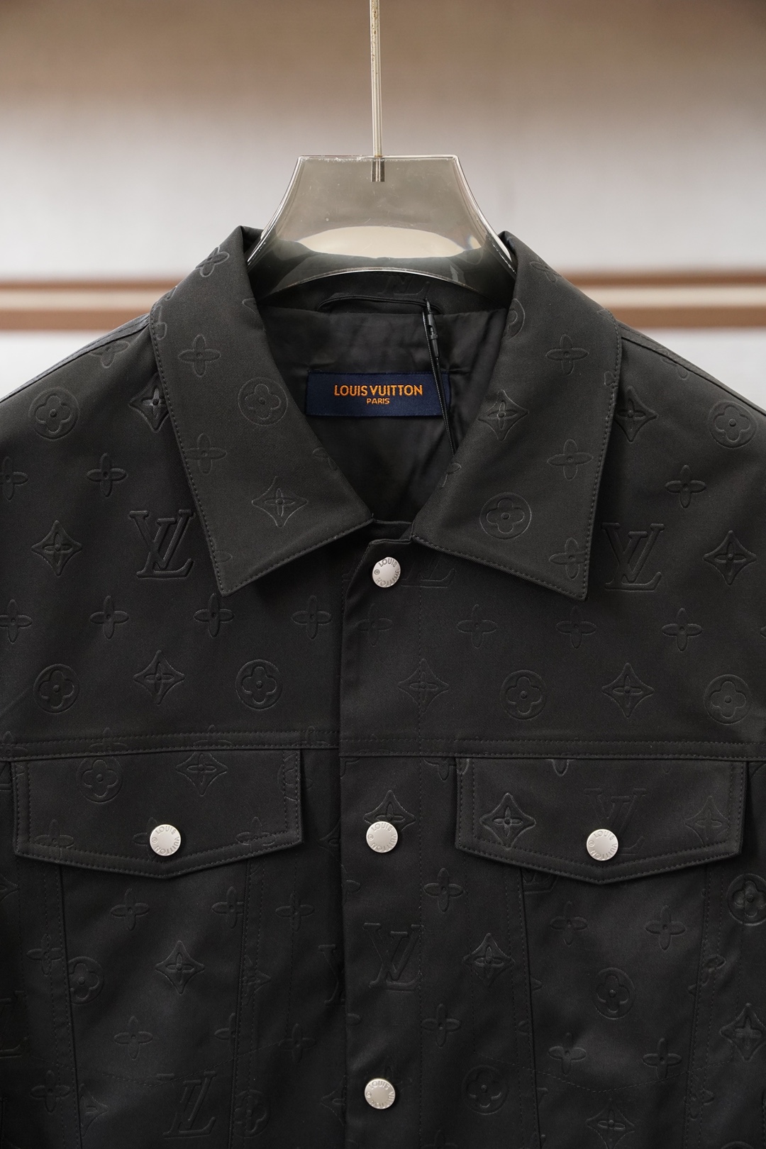 Lv 2026ss春季新款PU皮压花外套，衬衣立领时尚个性、进口YKK五金全高端版本！高定专柜面料辅料，