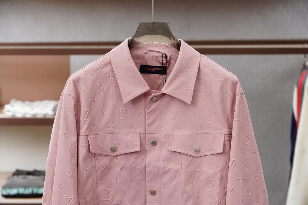 Lv 2026ss春季新款PU皮压花外套，衬衣立领时尚个性、进口YKK五金全高端版本！高定专柜面料辅料，