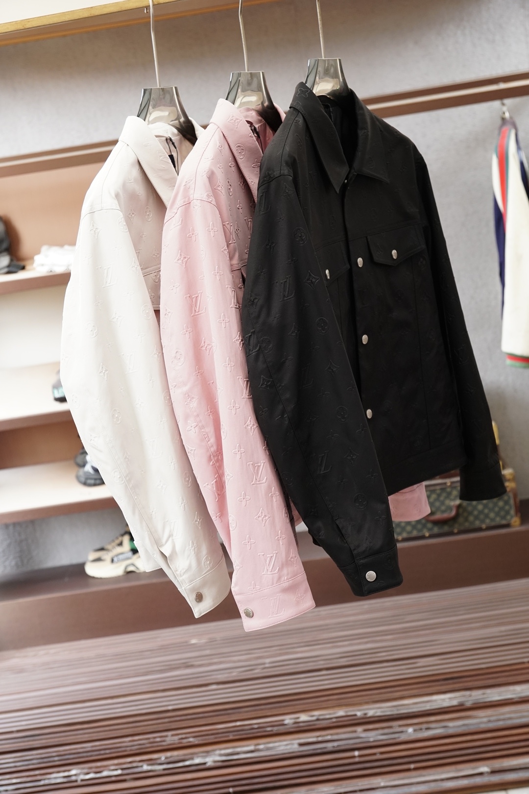 Lv 2026ss春季新款PU皮压花外套，衬衣立领时尚个性、进口YKK五金全高端版本！高定专柜面料辅料，