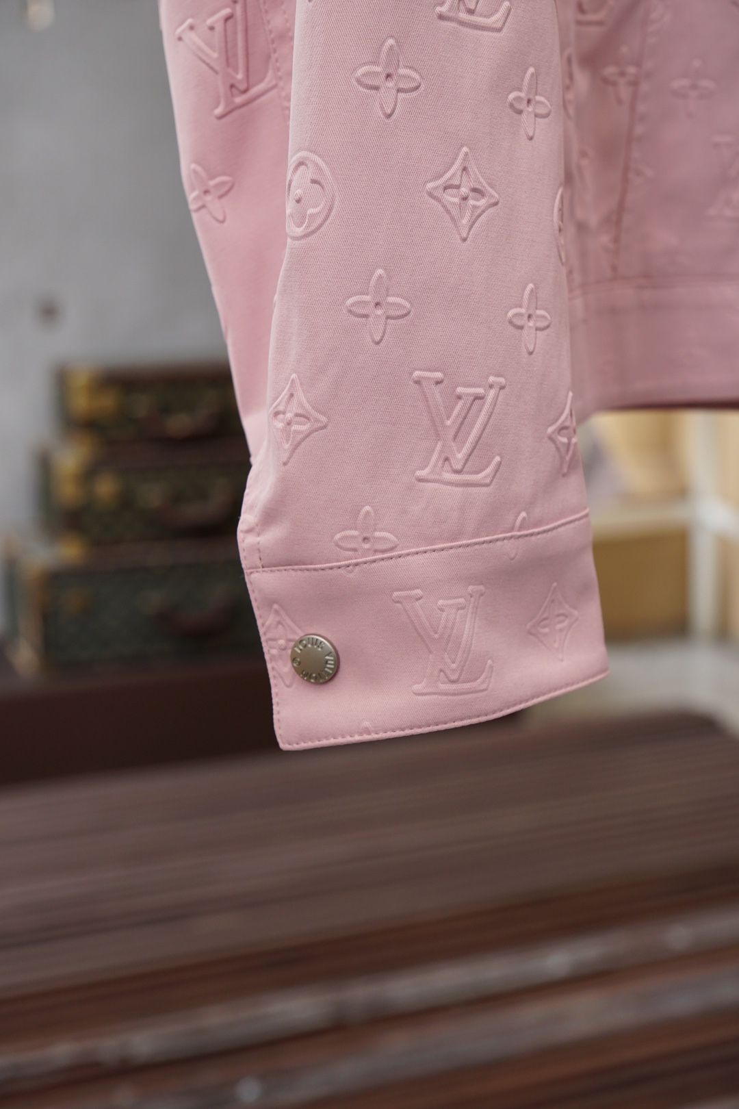 Lv 2026ss春季新款PU皮压花外套，衬衣立领时尚个性、进口YKK五金全高端版本！高定专柜面料辅料，