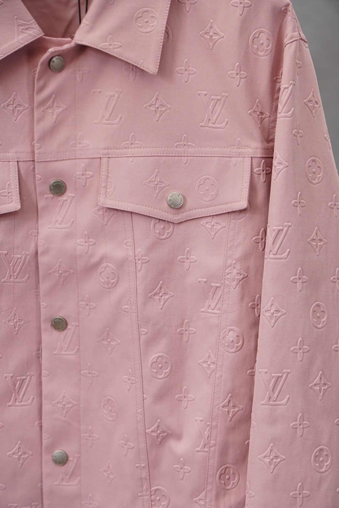 Lv 2026ss春季新款PU皮压花外套，衬衣立领时尚个性、进口YKK五金全高端版本！高定专柜面料辅料，