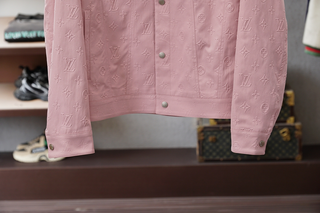 Lv 2026ss春季新款PU皮压花外套，衬衣立领时尚个性、进口YKK五金全高端版本！高定专柜面料辅料，