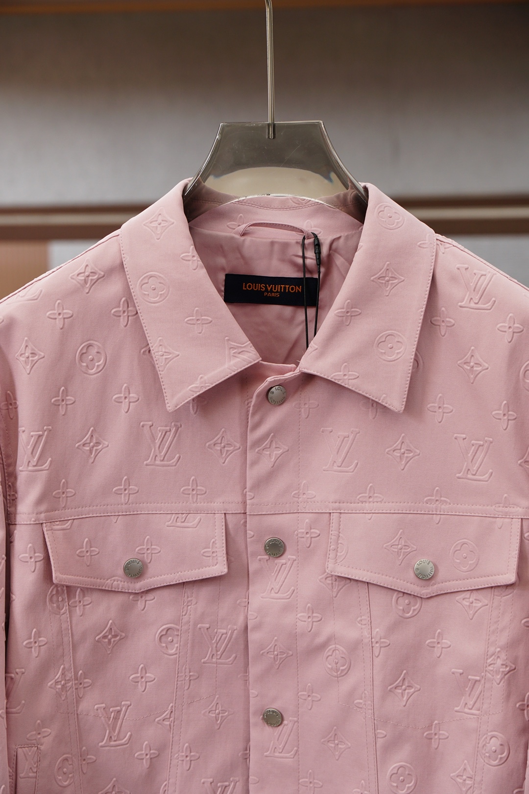 Lv 2026ss春季新款PU皮压花外套，衬衣立领时尚个性、进口YKK五金全高端版本！高定专柜面料辅料，