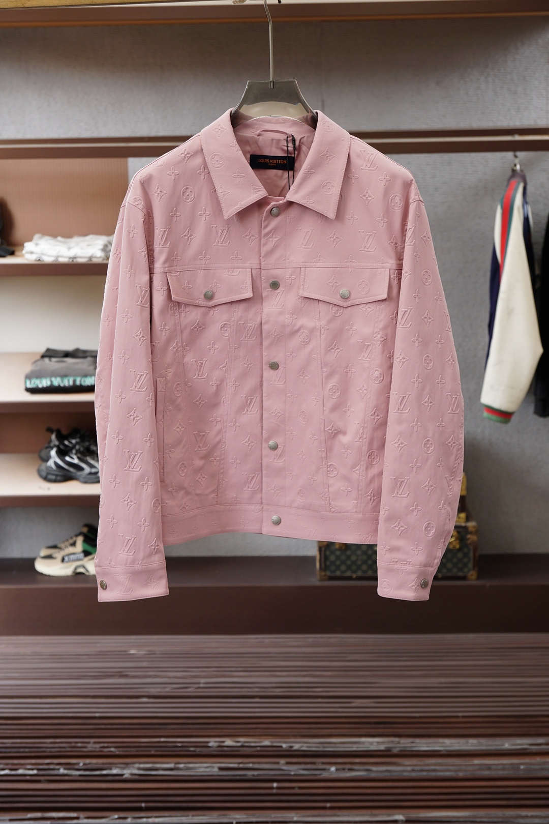 Lv 2026ss春季新款PU皮压花外套，衬衣立领时尚个性、进口YKK五金全高端版本！高定专柜面料辅料，