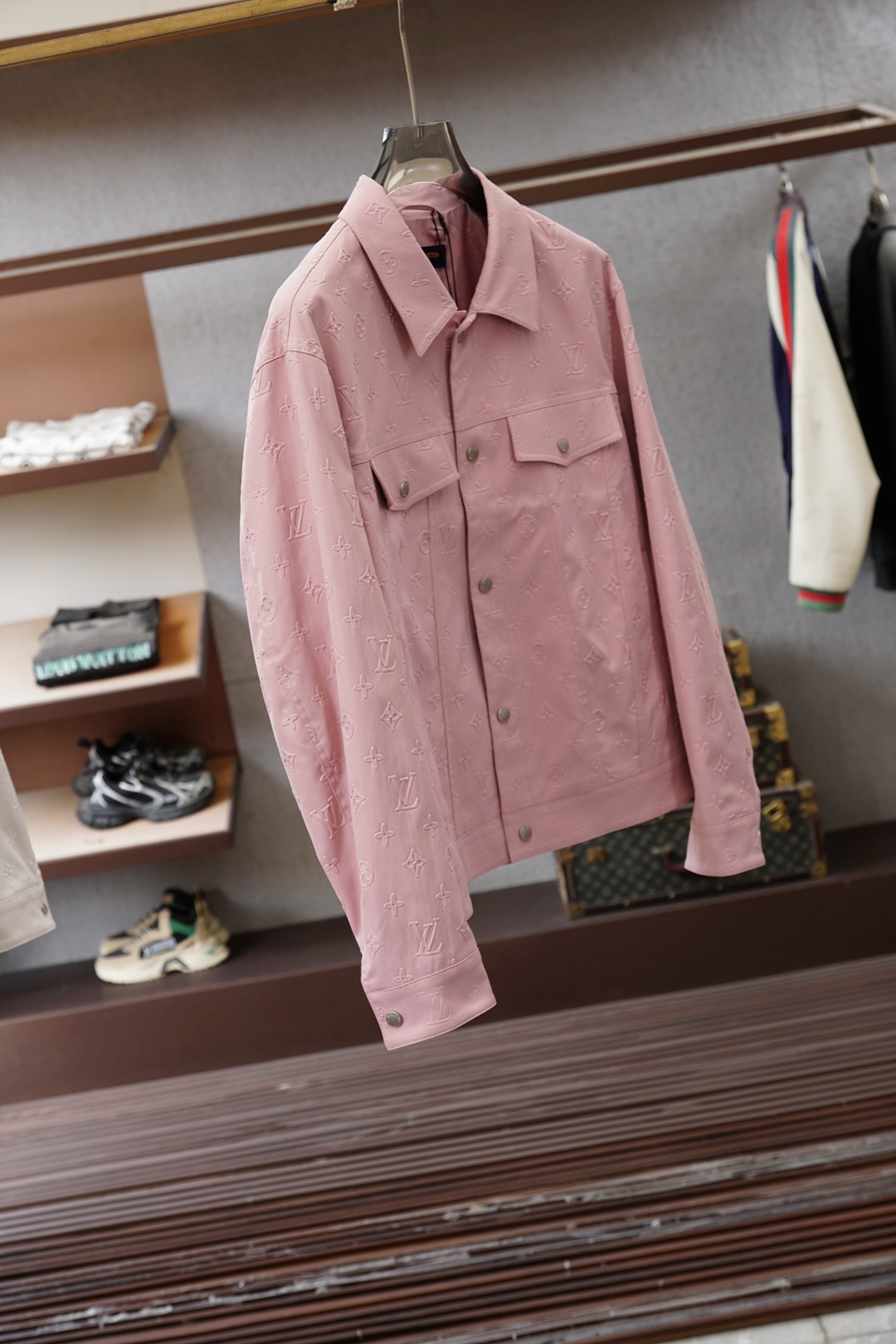 Lv 2026ss春季新款PU皮压花外套，衬衣立领时尚个性、进口YKK五金全高端版本！高定专柜面料辅料，