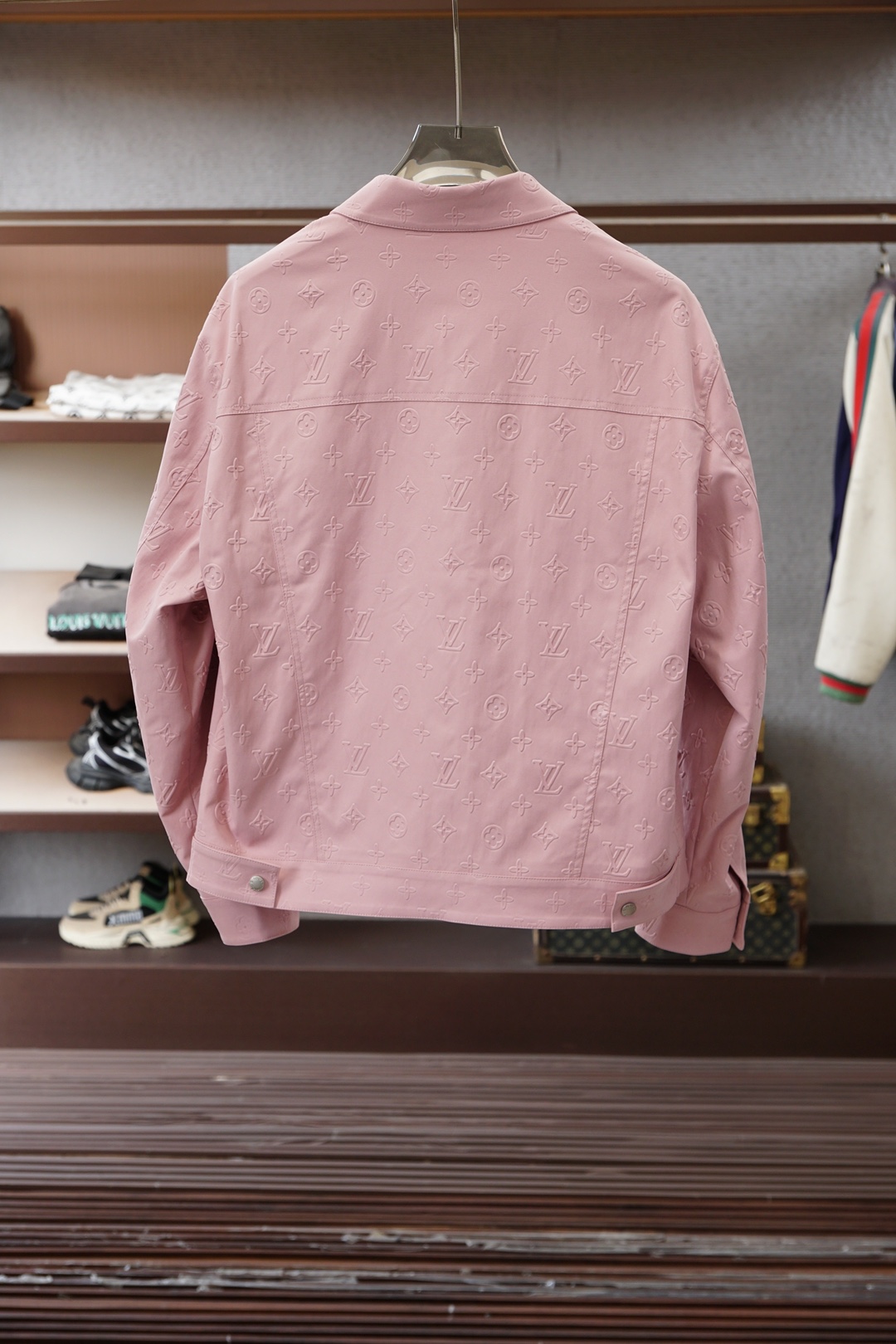 Lv 2026ss春季新款PU皮压花外套，衬衣立领时尚个性、进口YKK五金全高端版本！高定专柜面料辅料，