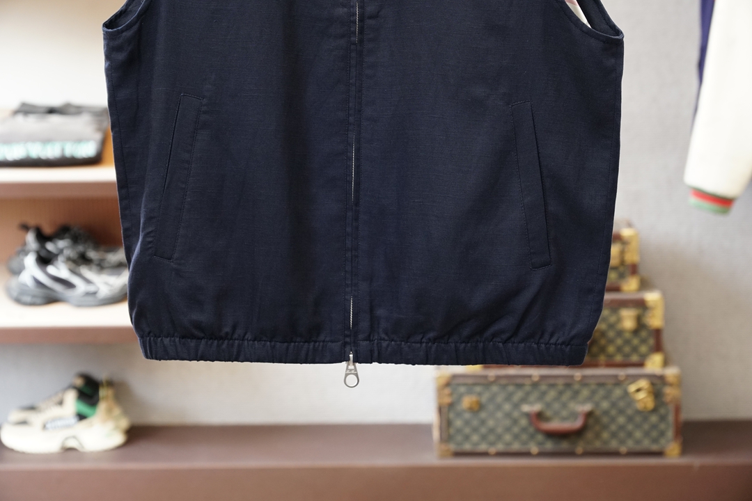 Loro piana米白色立领马甲，简约大气，质感细腻。拉链开合设计，搭配小标刺绣，低调精致。版型宽松挺