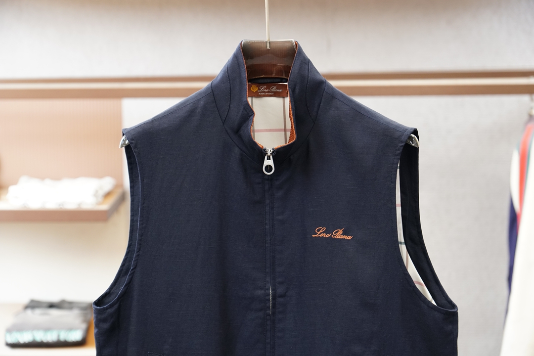 Loro piana米白色立领马甲，简约大气，质感细腻。拉链开合设计，搭配小标刺绣，低调精致。版型宽松挺