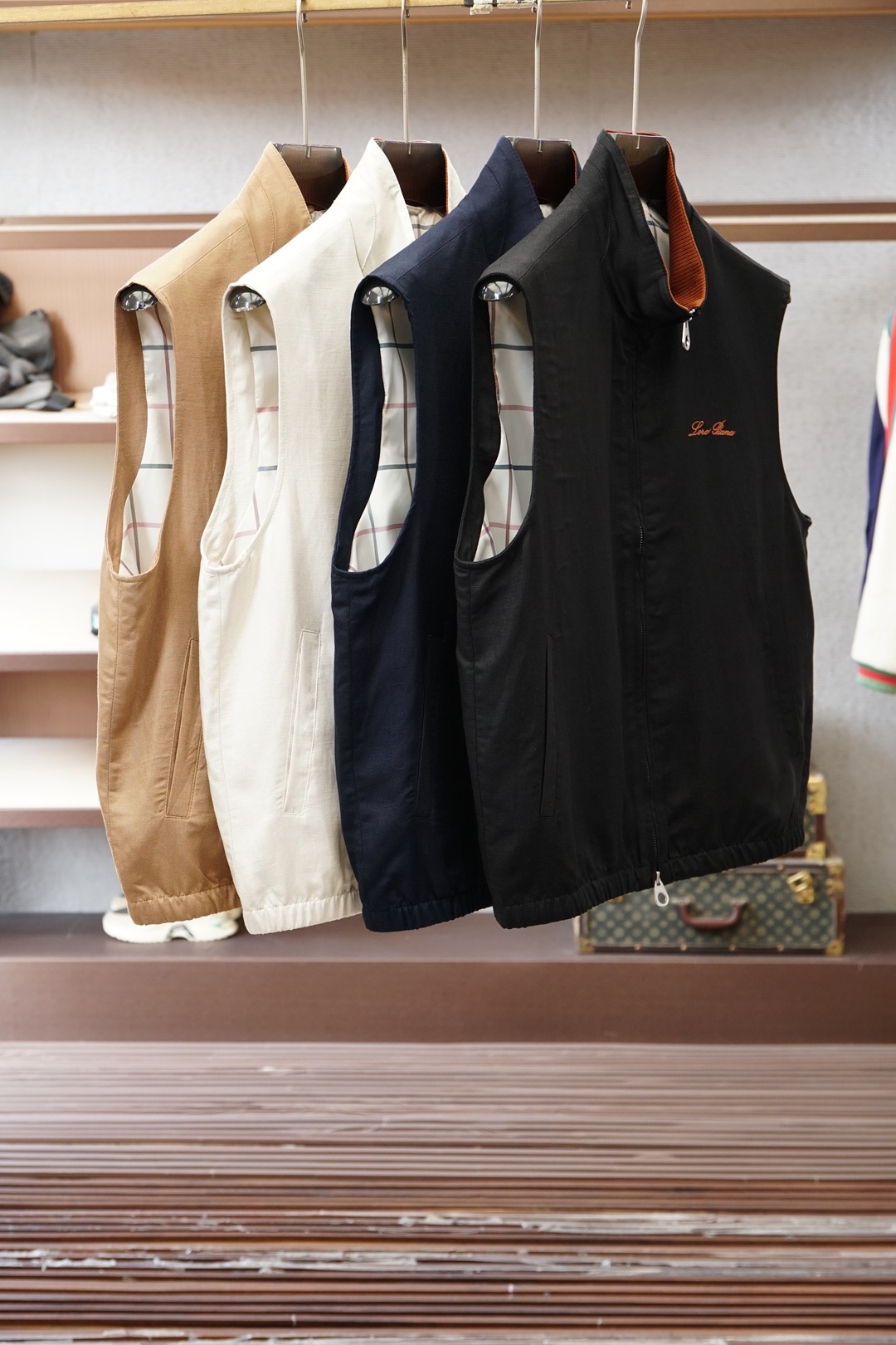 Loro piana米白色立领马甲，简约大气，质感细腻。拉链开合设计，搭配小标刺绣，低调精致。版型宽松挺