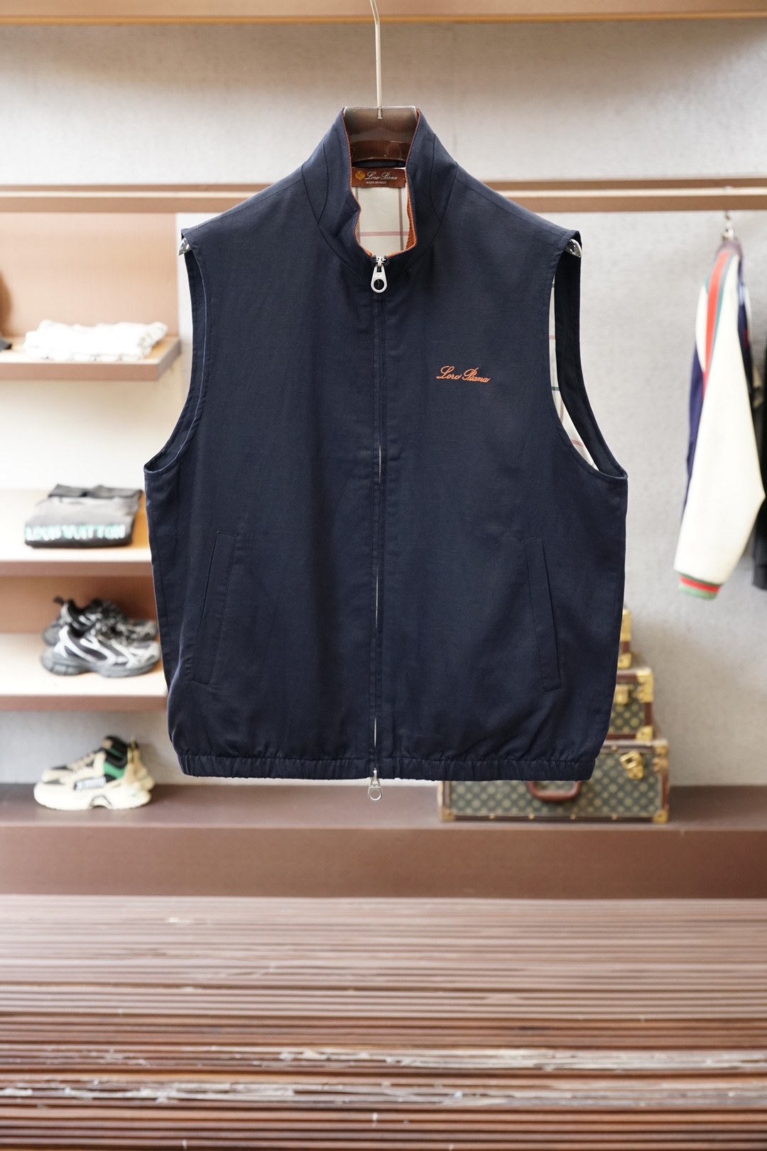 Loro piana米白色立领马甲，简约大气，质感细腻。拉链开合设计，搭配小标刺绣，低调精致。版型宽松挺