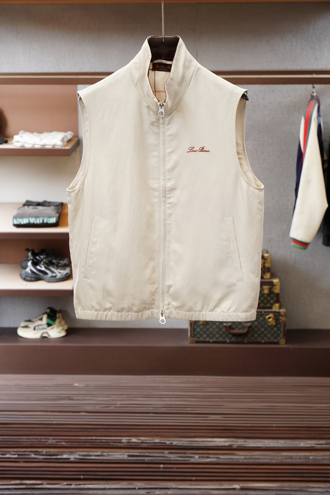 Loro piana米白色立领马甲，简约大气，质感细腻。拉链开合设计，搭配小标刺绣，低调精致。版型宽松挺