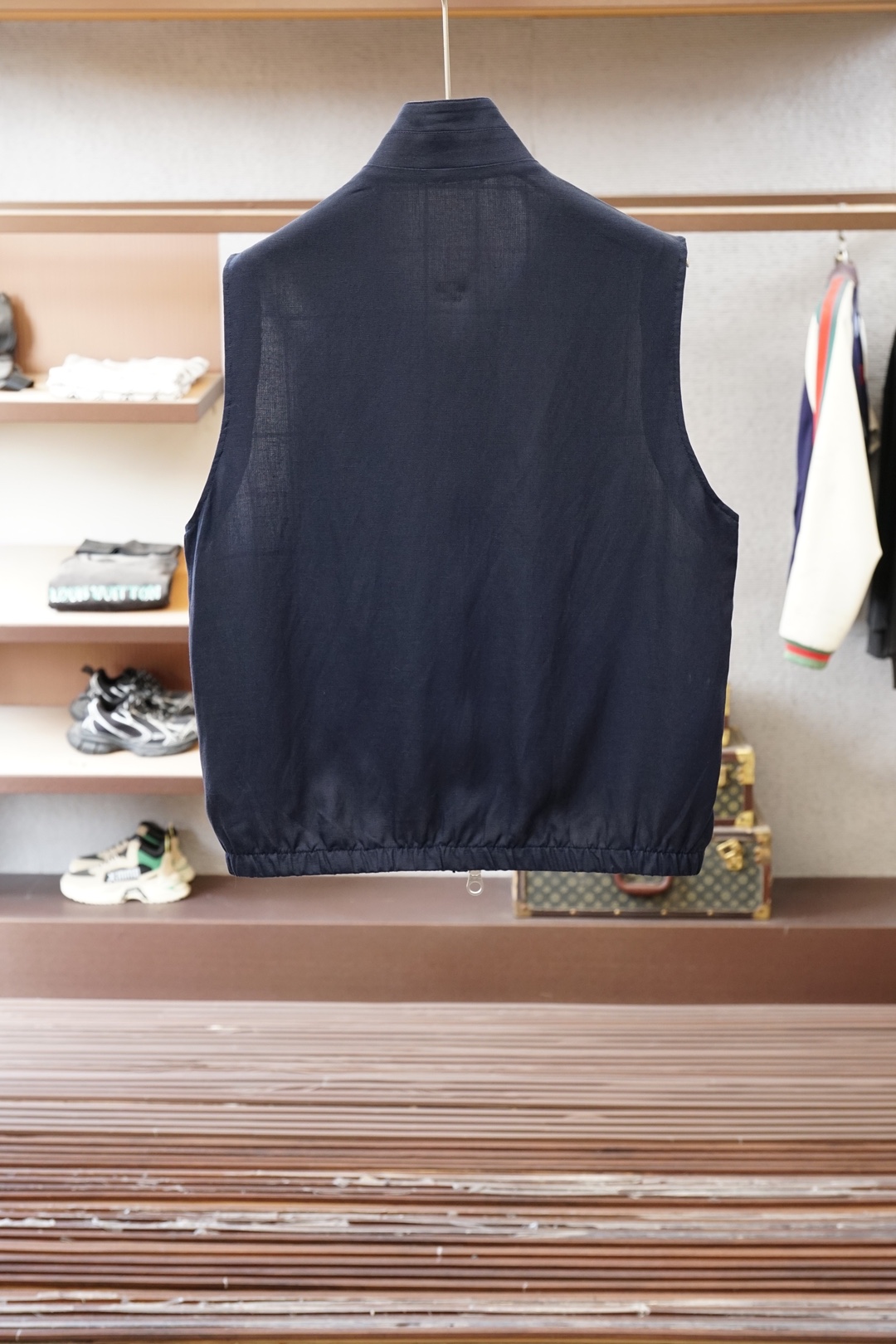 Loro piana米白色立领马甲，简约大气，质感细腻。拉链开合设计，搭配小标刺绣，低调精致。版型宽松挺