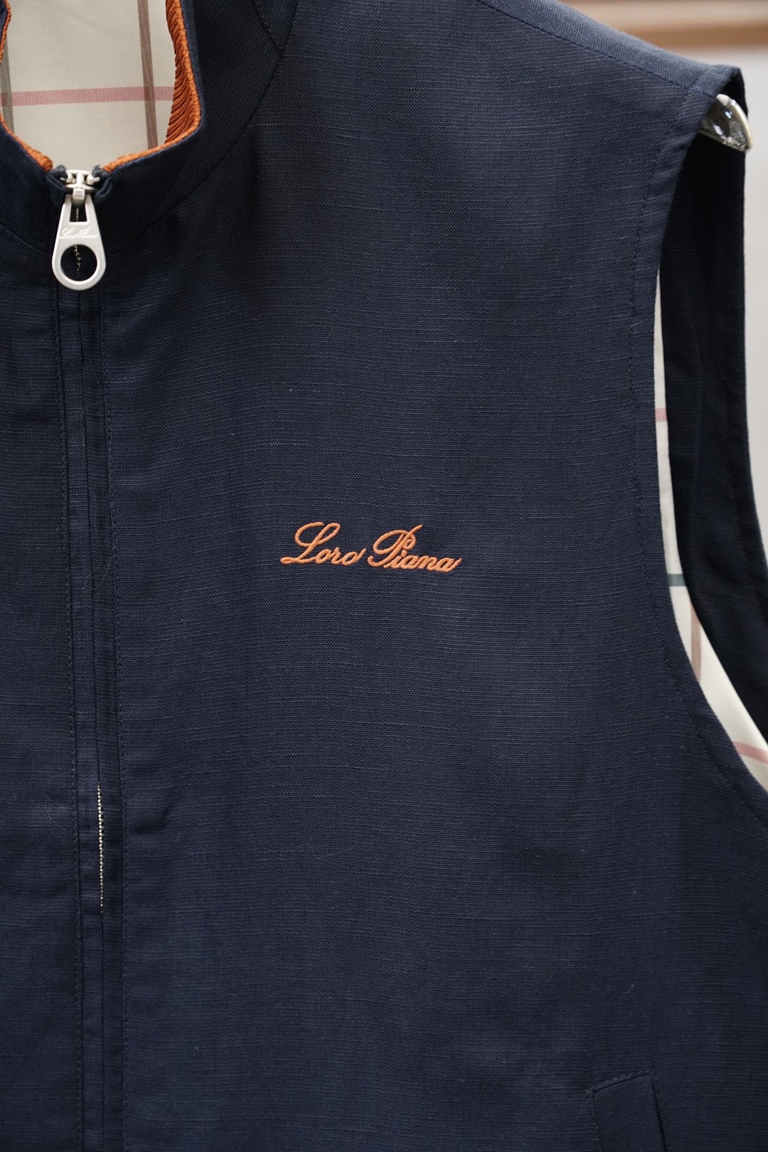 Loro piana米白色立领马甲，简约大气，质感细腻。拉链开合设计，搭配小标刺绣，低调精致。版型宽松挺