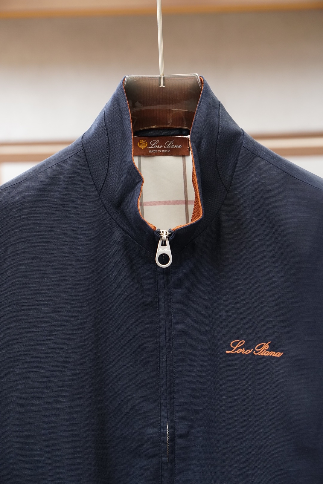 Loro piana米白色立领马甲，简约大气，质感细腻。拉链开合设计，搭配小标刺绣，低调精致。版型宽松挺