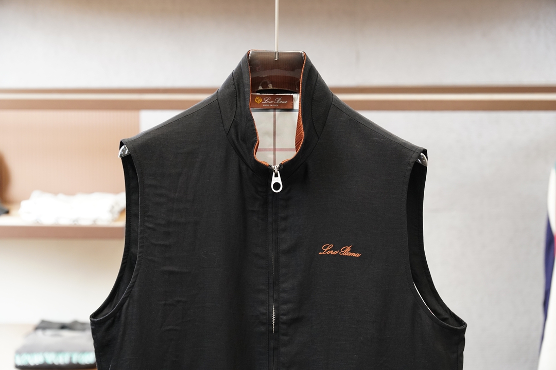 Loro piana米白色立领马甲，简约大气，质感细腻。拉链开合设计，🏆搭配小标刺绣，低调精致。版型宽松