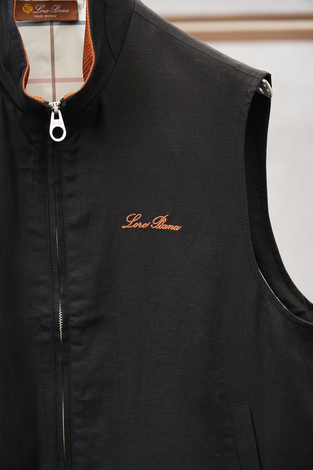 Loro piana米白色立领马甲，简约大气，质感细腻。拉链开合设计，🏆搭配小标刺绣，低调精致。版型宽松