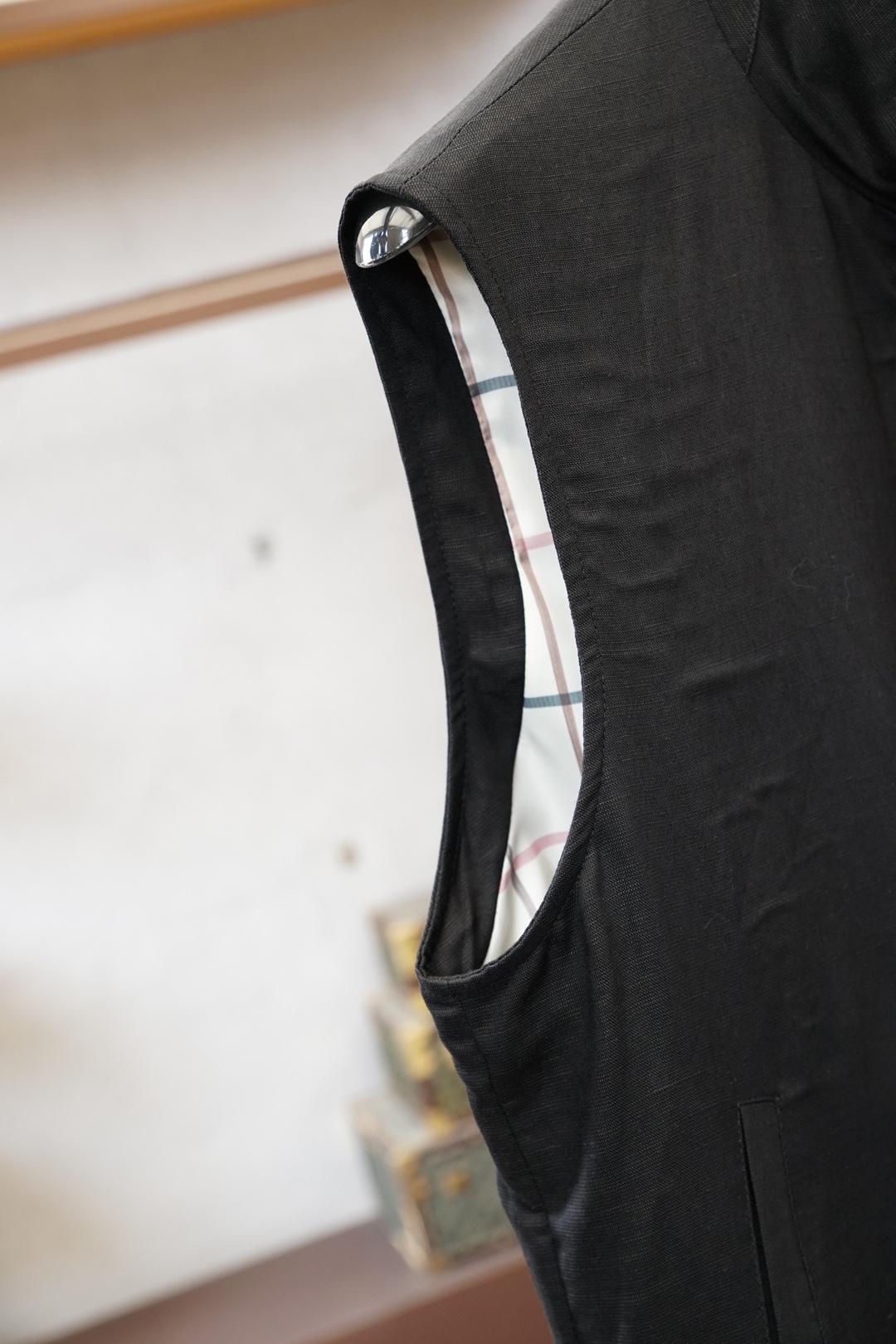 Loro piana米白色立领马甲，简约大气，质感细腻。拉链开合设计，🏆搭配小标刺绣，低调精致。版型宽松