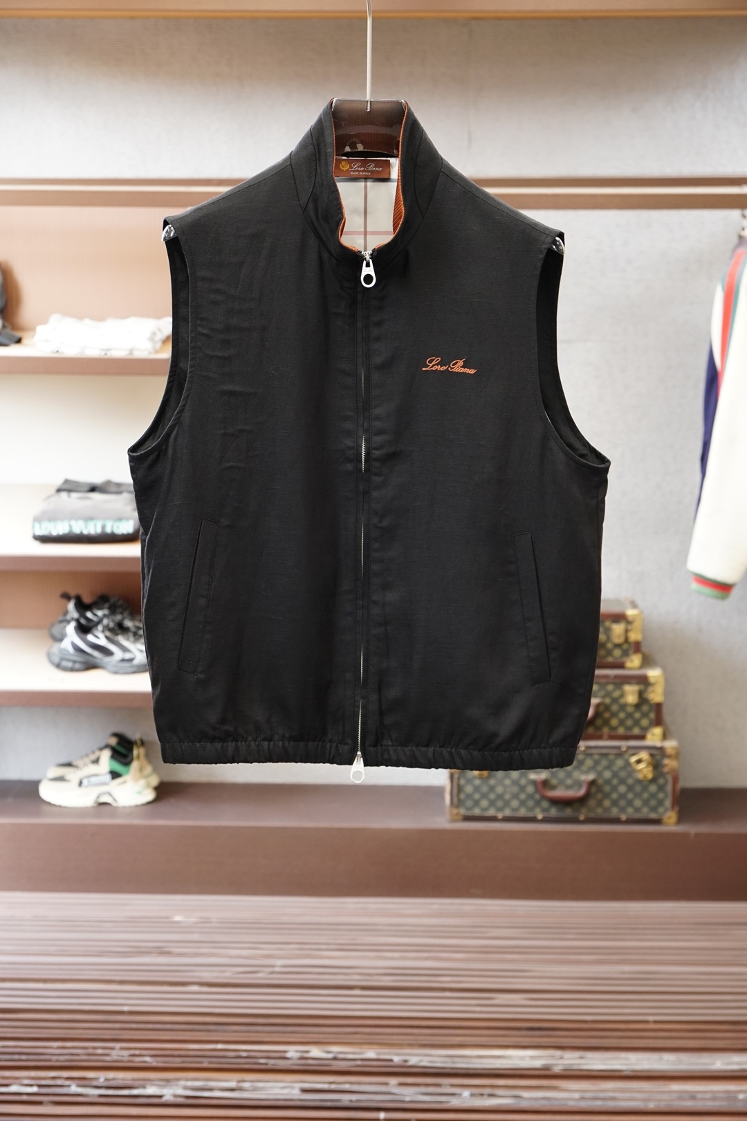 Loro piana米白色立领马甲，简约大气，质感细腻。拉链开合设计，🏆搭配小标刺绣，低调精致。版型宽松