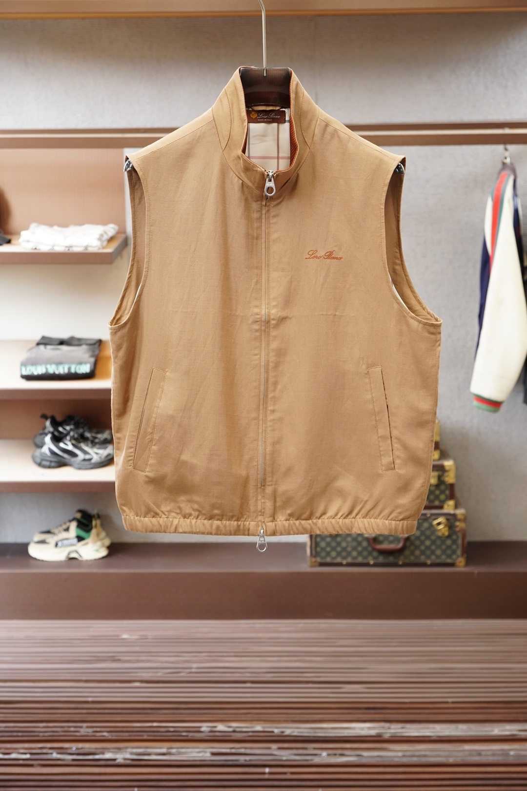 Loro piana米白色立领马甲，简约大气，质感细腻。拉链开合设计，🏆搭配小标刺绣，低调精致。版型宽松