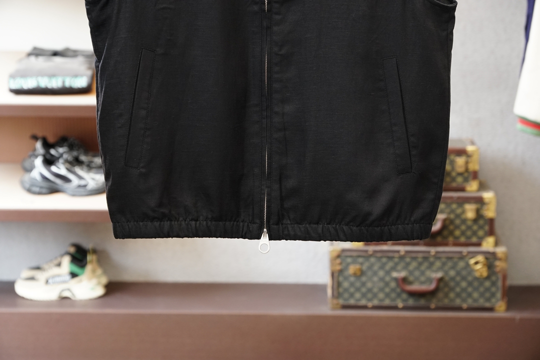 Loro piana米白色立领马甲，简约大气，质感细腻。拉链开合设计，🏆搭配小标刺绣，低调精致。版型宽松