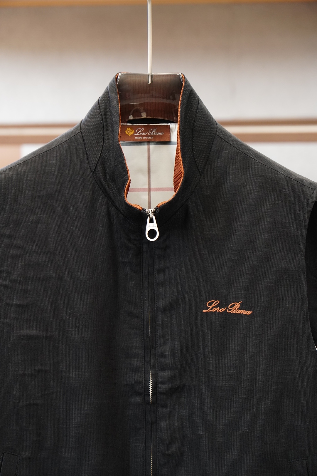 Loro piana米白色立领马甲，简约大气，质感细腻。拉链开合设计，🏆搭配小标刺绣，低调精致。版型宽松