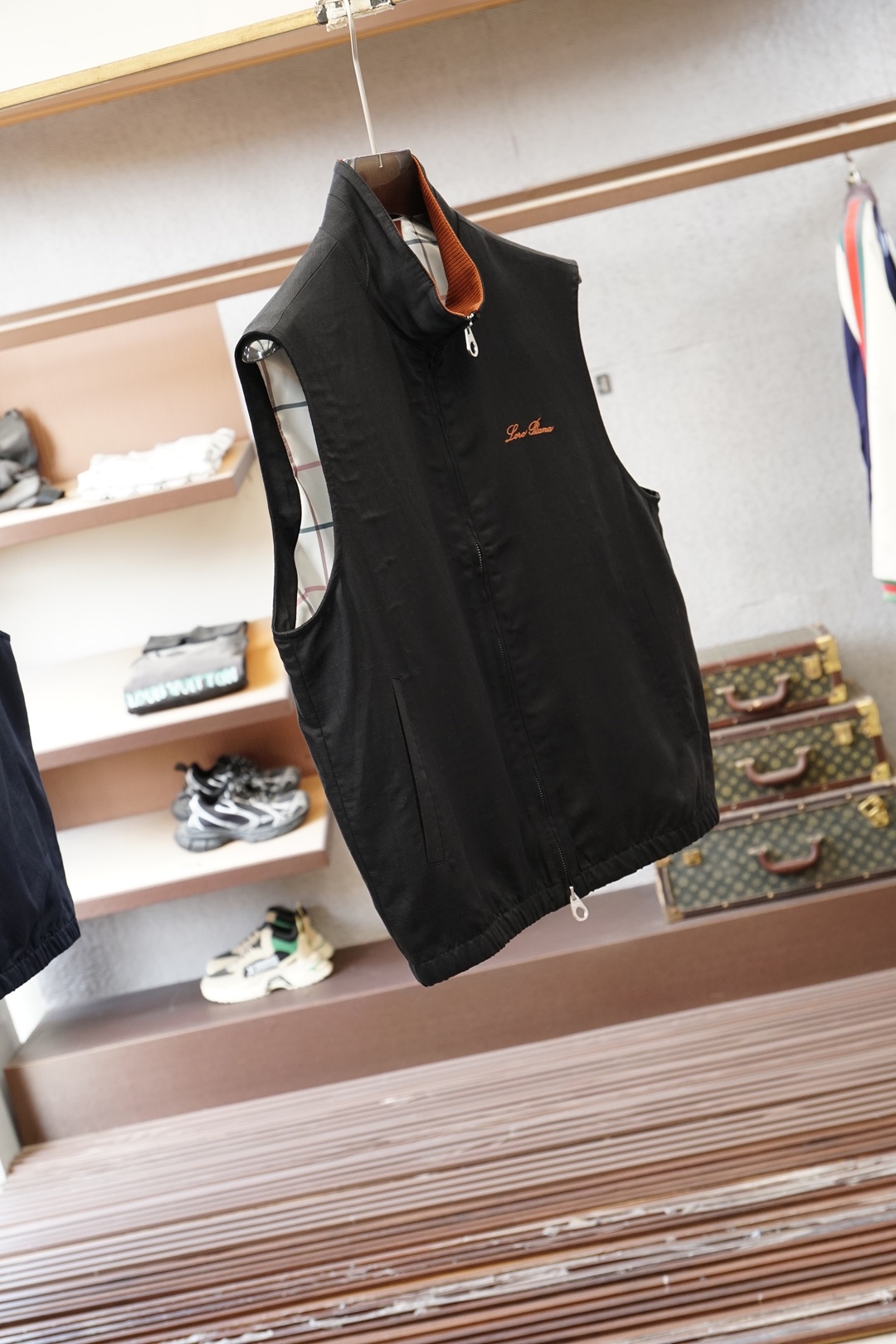 Loro piana米白色立领马甲，简约大气，质感细腻。拉链开合设计，🏆搭配小标刺绣，低调精致。版型宽松