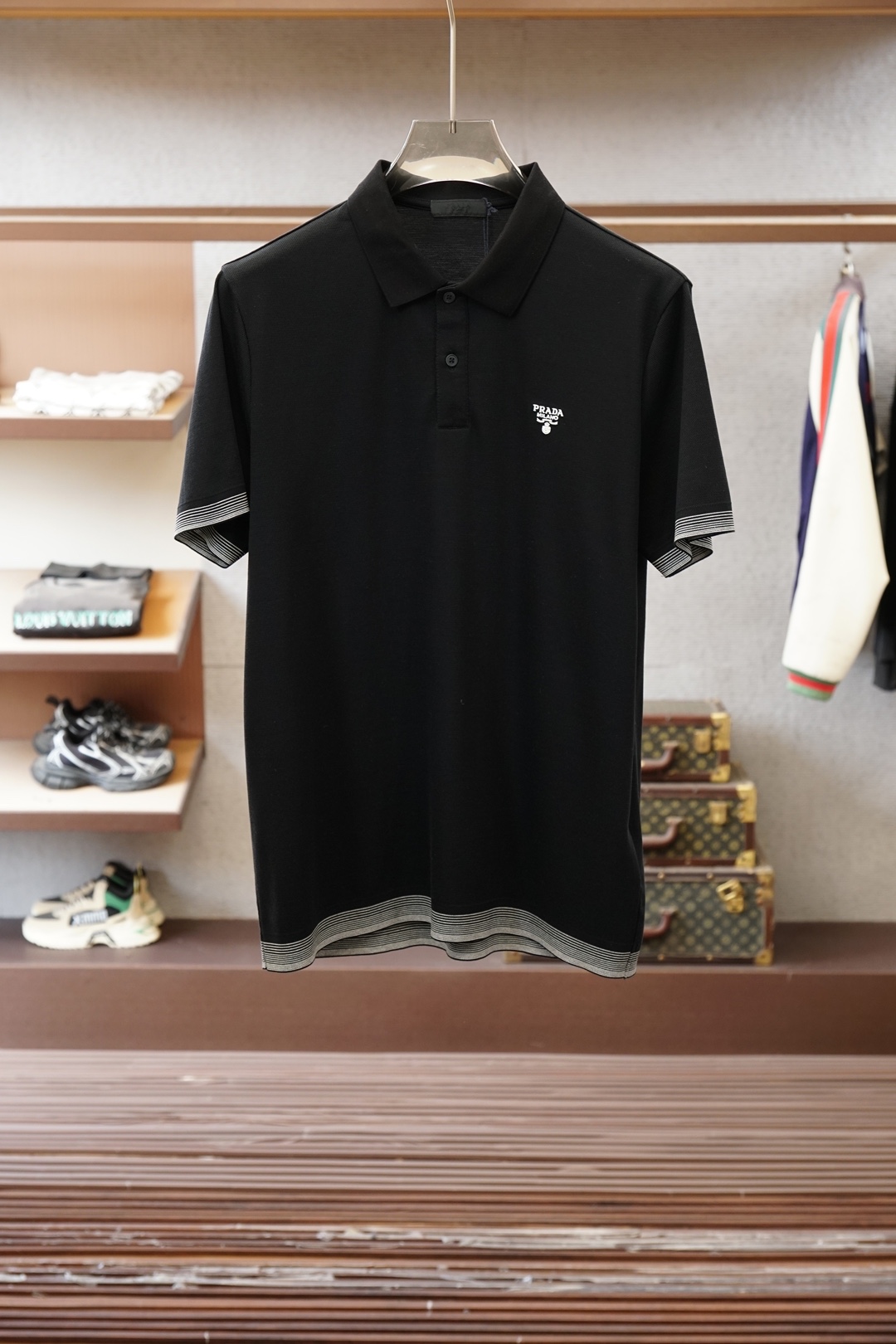 Prada普拉达，2026夏季新款男士商务休闲短袖三粒扣Polo衫，非常简约有型的一款翻领Polo衫，无