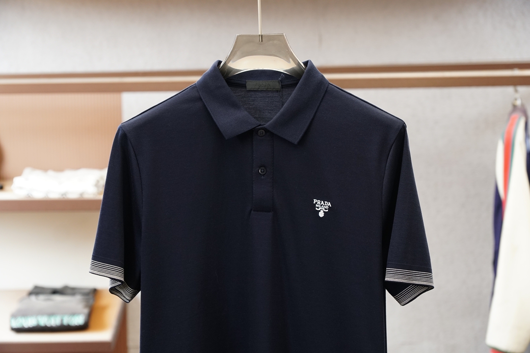 Prada普拉达，2026夏季新款男士商务休闲短袖三粒扣Polo衫，非常简约有型的一款翻领Polo衫，无