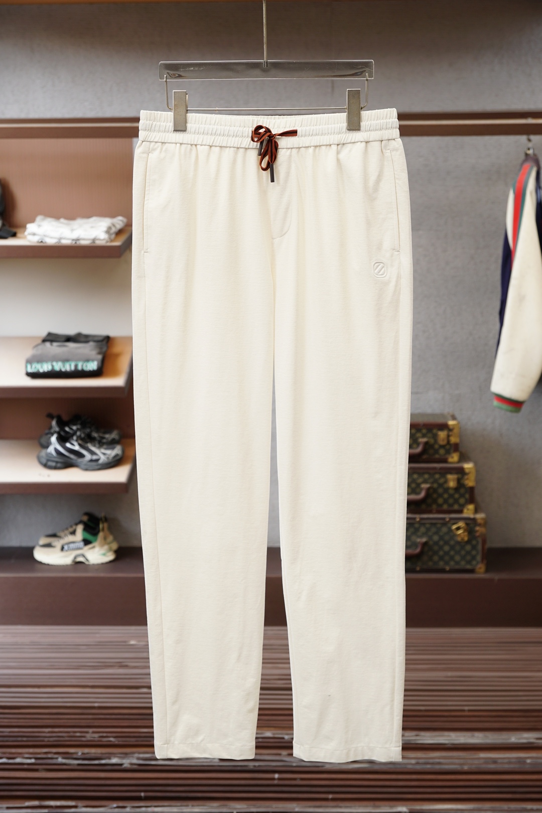 NO:746354,Ermenegildo Zegna 2026 spring and summer high-quality casual pants. These sweatpants really have 'low-key luxury' welded on the body!  Absolutely amazing!  The soft and skin-friendly fabric makes it breathable when you walk without looking bloated. The contrasting drawstrings and embroidered logo of the same color bring ecstasy to the details and are low-key and unobtrusive. The straight version hides a lot of fat, and even pear-shaped/thick-legged sisters can easily manage it. It is perfect for daily wear with white T-shirts and sweatshirts. It can be switched between commuting/leisure/walking with one click, and it feels full of laziness~ As expected of LP, it balances comfort and high-end just right, and you don’t want to take it off when you put it on!  ,,loro piana,zegna,hoodie,sweatshirts,19860909杰尼亚2026春夏高货休闲裤 这条卫裤真的把「低调奢华」焊在身上了！ 垂感绝了！软糯亲肤的面料,走路带风还不显臃肿 撞色抽绳+同色系刺绣logo,细节控狂喜,低调不张扬 直筒版型巨藏肉,梨形/腿粗姐妹也能轻松驾驭 日常配白T、卫衣都很绝,通勤/休闲/遛弯一键切换,慵懒感拉满～ 不愧是LP,把舒适和高级感平衡得刚刚好,穿上就不想脱下来！,,loro piana,zegna,hoodie,sweatshirts,,Men's clothing