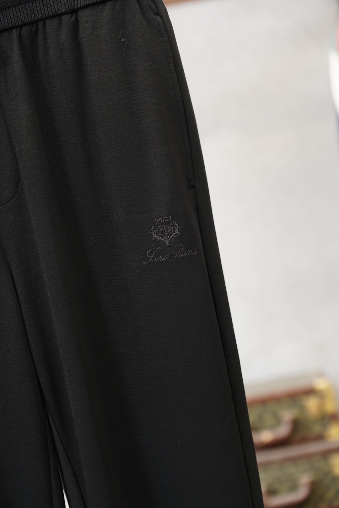 Loro piana，2026春夏高货休闲裤这条藏青色卫裤真的把「低调奢华」焊在身上了！• 垂感绝了！软