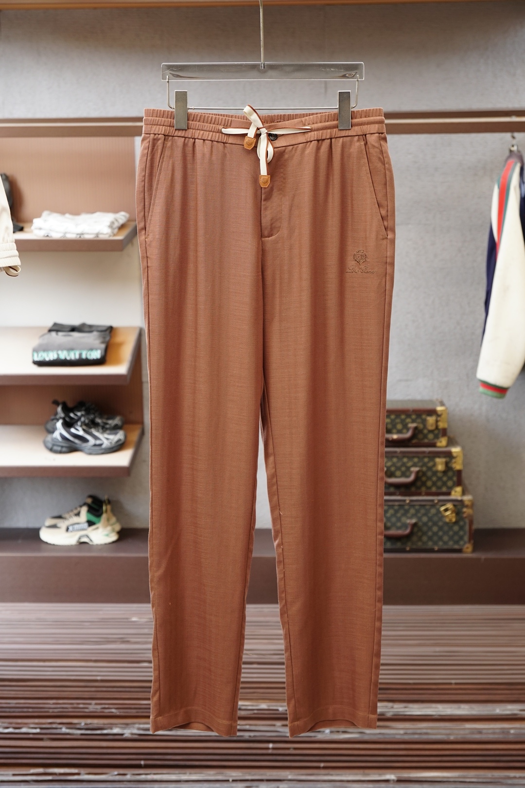 NO:746348,LP, 2026 spring and summer high-quality casual pants. This navy blue sweatpants really welds 'low-key luxury' to the body!  Absolutely amazing!  The soft and skin-friendly fabric makes it breathable when you walk without looking bloated. The contrasting drawstrings and embroidered logo of the same color bring ecstasy to the details and are low-key and unobtrusive. The straight version hides a lot of fat, and even pear-shaped/thick-legged sisters can easily manage it. It is perfect for daily wear with white T-shirts and sweatshirts. It can be switched between commuting/leisure/walking with one click, and it feels full of laziness~ As expected of LP, it balances comfort and high-end just right, and you don’t want to take it off when you put it on!  ,,loro piana,hoodie,sweatshirts,19860909LP,2026春夏高货休闲裤 这条藏青色卫裤真的把「低调奢华」焊在身上了！ 垂感绝了！软糯亲肤的面料,走路带风还不显臃肿 撞色抽绳+同色系刺绣logo,细节控狂喜,低调不张扬 直筒版型巨藏肉,梨形/腿粗姐妹也能轻松驾驭 日常配白T、卫衣都很绝,通勤/休闲/遛弯一键切换,慵懒感拉满～ 不愧是LP,把舒适和高级感平衡得刚刚好,穿上就不想脱下来！,,loro piana,hoodie,sweatshirts,,Men's clothing