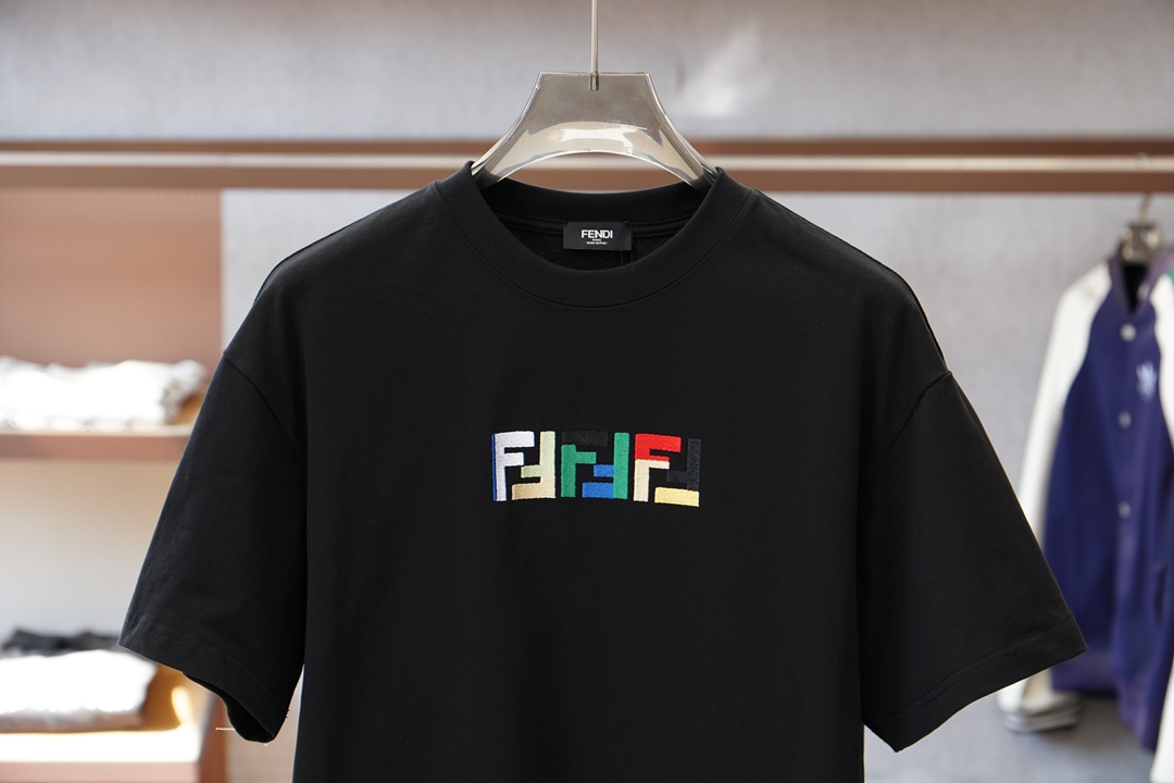 Fendi芬迪/2026春夏新款首发专柜最新款短袖圆领T恤 高端订制 设计前卫时尚！品牌logo重工艺设