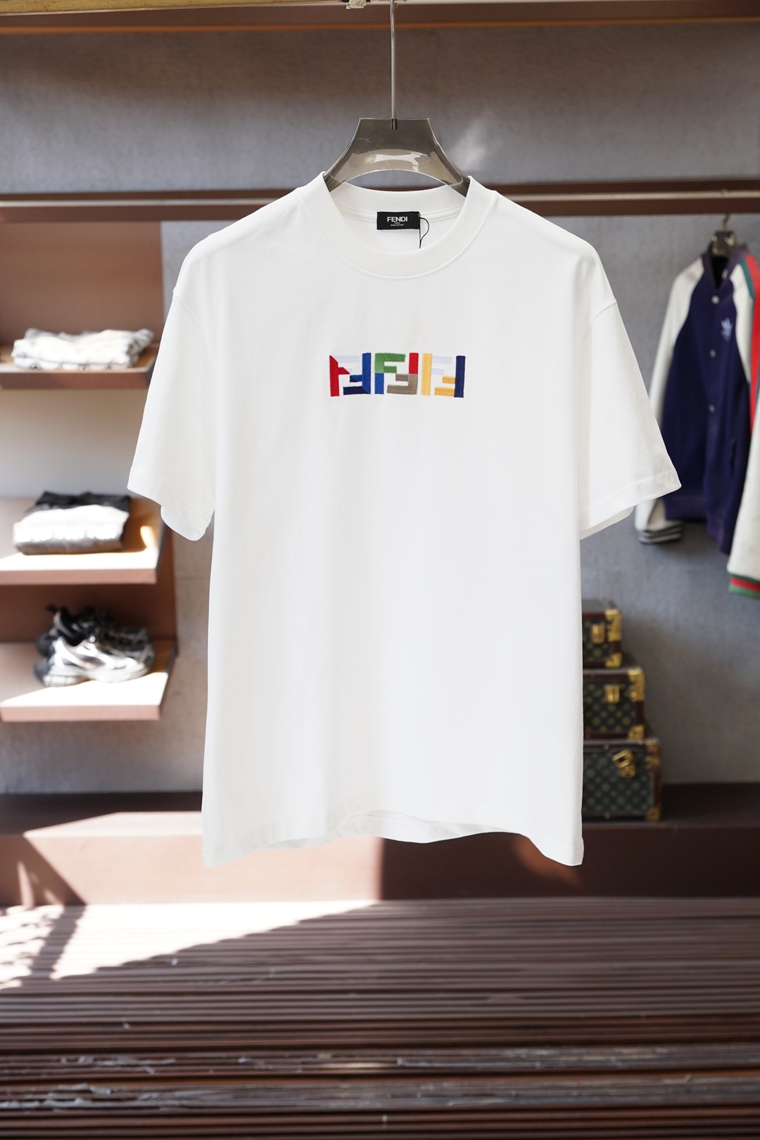 Fendi芬迪/2026春夏新款首发专柜最新款短袖圆领T恤 高端订制 设计前卫时尚！品牌logo重工艺设