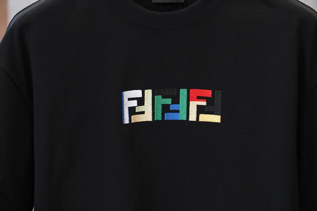 Fendi芬迪/2026春夏新款首发专柜最新款短袖圆领T恤 高端订制 设计前卫时尚！品牌logo重工艺设