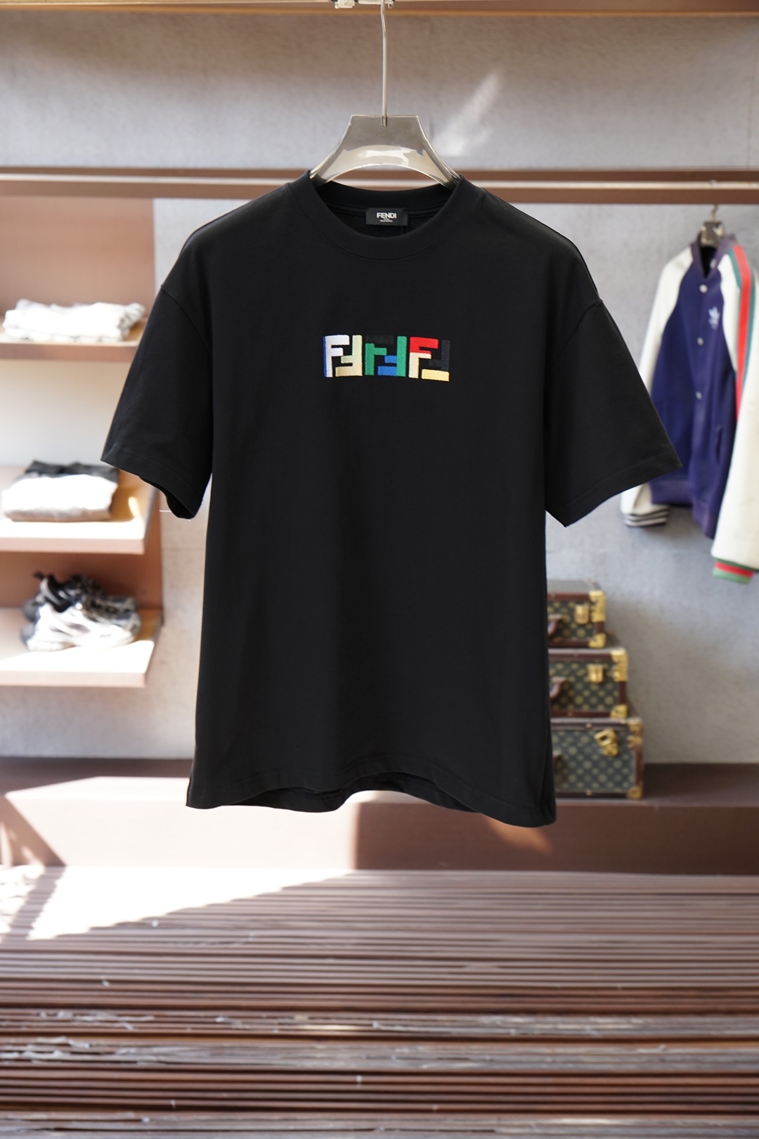 Fendi芬迪/2026春夏新款首发专柜最新款短袖圆领T恤 高端订制 设计前卫时尚！品牌logo重工艺设
