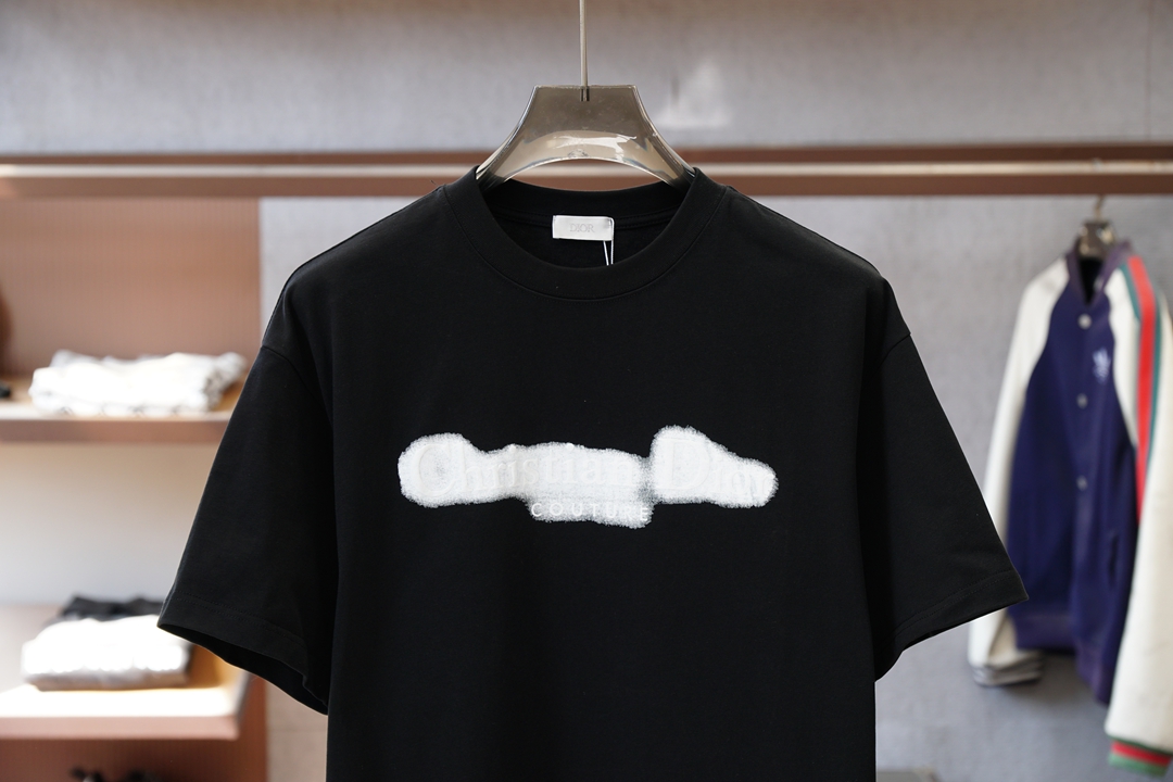 Dior迪奥-2026春夏新款首发专柜最新款短袖圆领T恤 高端订制 设计前卫时尚！品牌logo重工艺设计