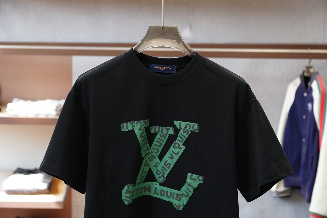 LV 路易威登-2026春夏新款首发专柜最新款短袖圆领T恤 高端订制 设计前卫时尚！品牌logo重工艺设