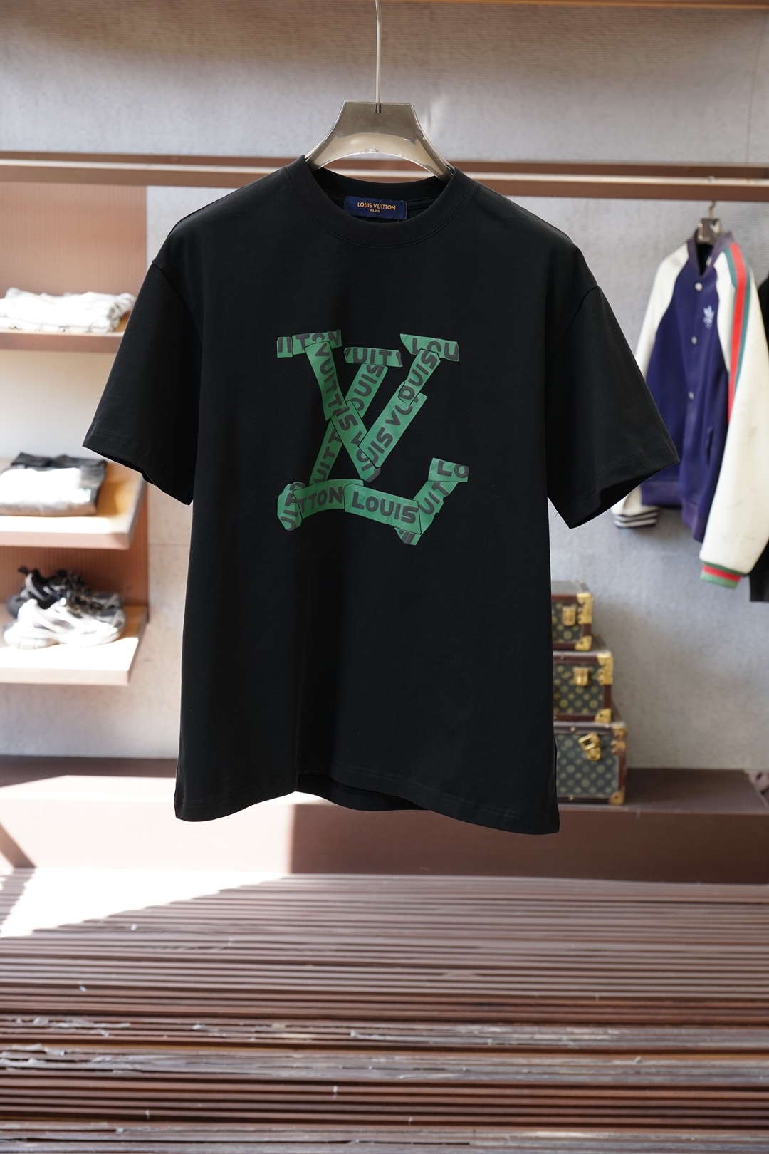 LV 路易威登-2026春夏新款首发专柜最新款短袖圆领T恤 高端订制 设计前卫时尚！品牌logo重工艺设