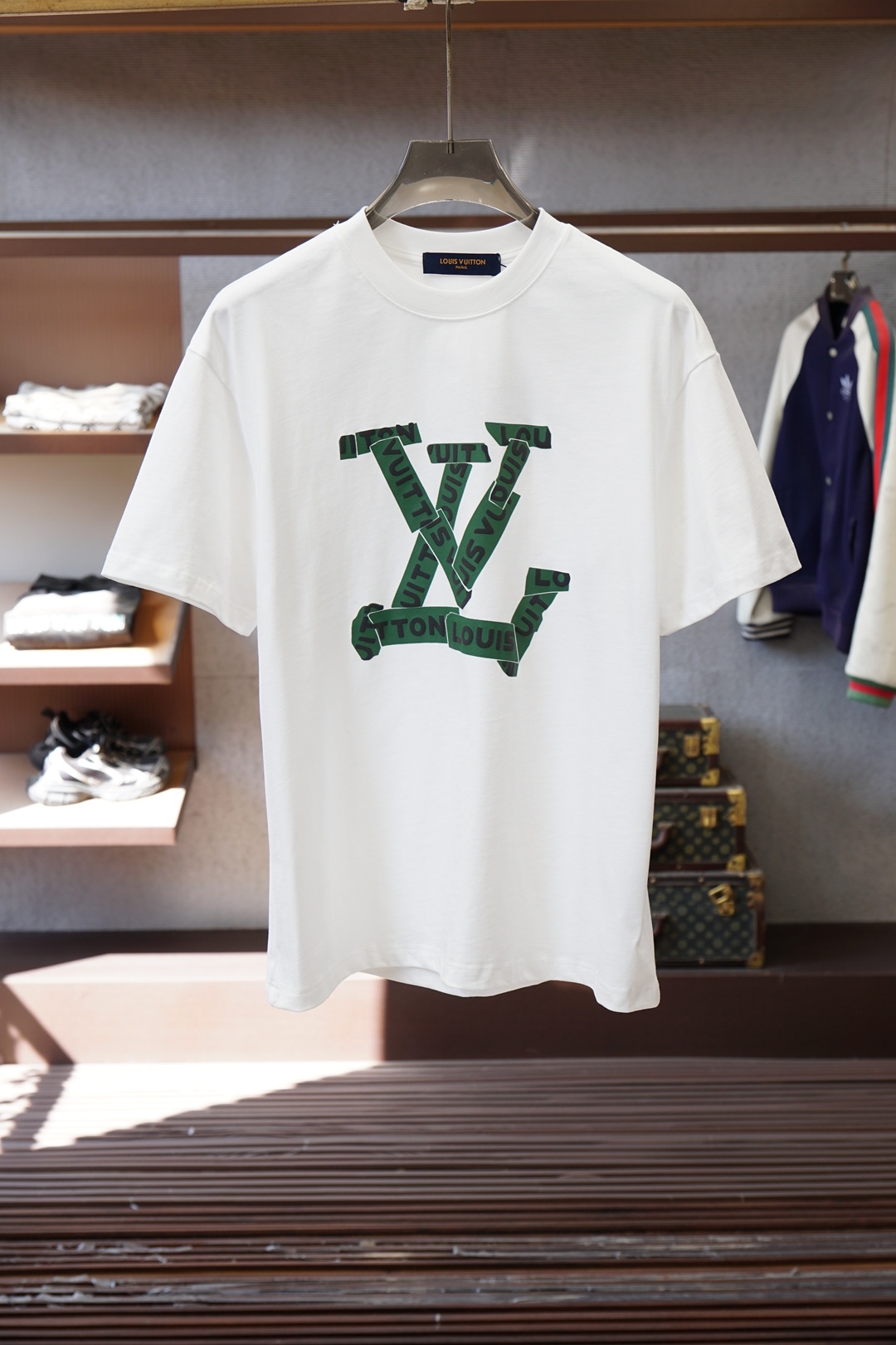 LV 路易威登-2026春夏新款首发专柜最新款短袖圆领T恤 高端订制 设计前卫时尚！品牌logo重工艺设