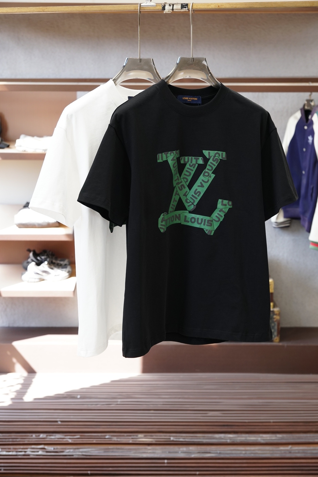 LV 路易威登-2026春夏新款首发专柜最新款短袖圆领T恤 高端订制 设计前卫时尚！品牌logo重工艺设