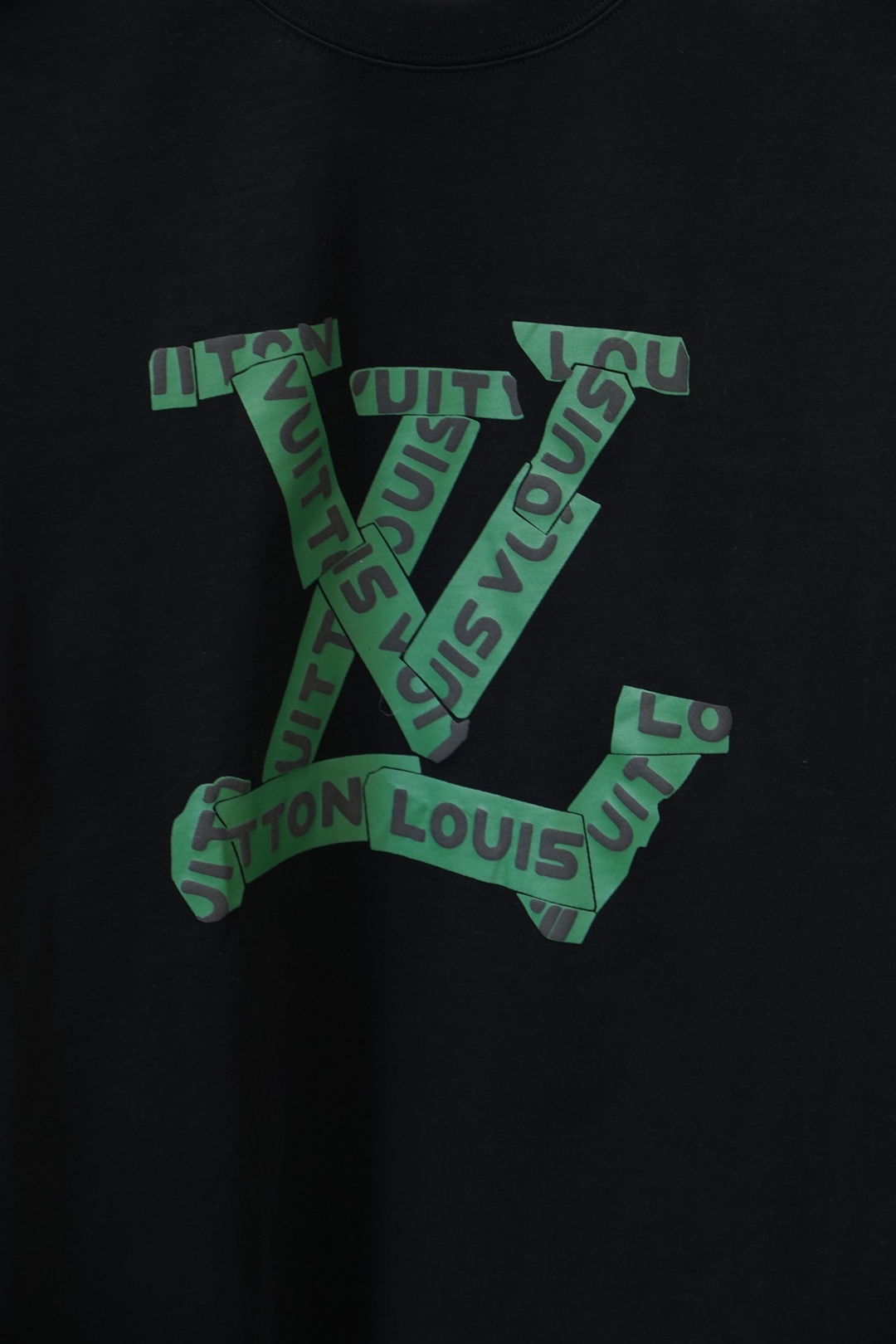 LV 路易威登-2026春夏新款首发专柜最新款短袖圆领T恤 高端订制 设计前卫时尚！品牌logo重工艺设