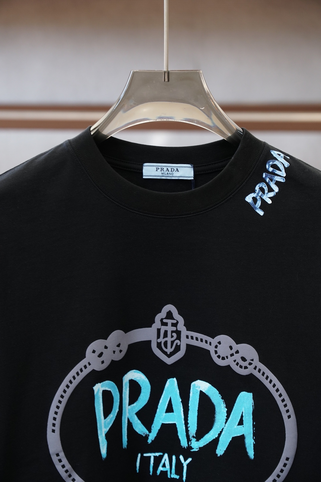 Prada普拉达-2026春夏新款首发专柜最新款短袖圆领T恤 高端订制 设计前卫时尚！品牌logo重工艺