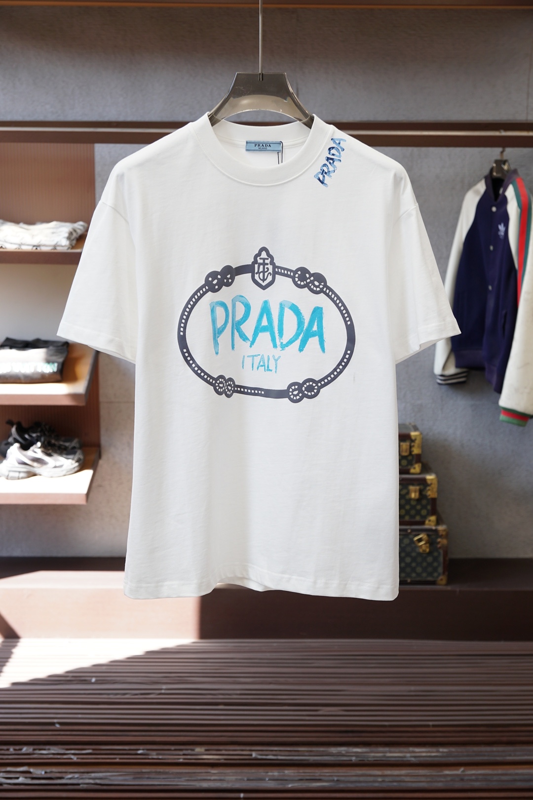 Prada普拉达-2026春夏新款首发专柜最新款短袖圆领T恤 高端订制 设计前卫时尚！品牌logo重工艺