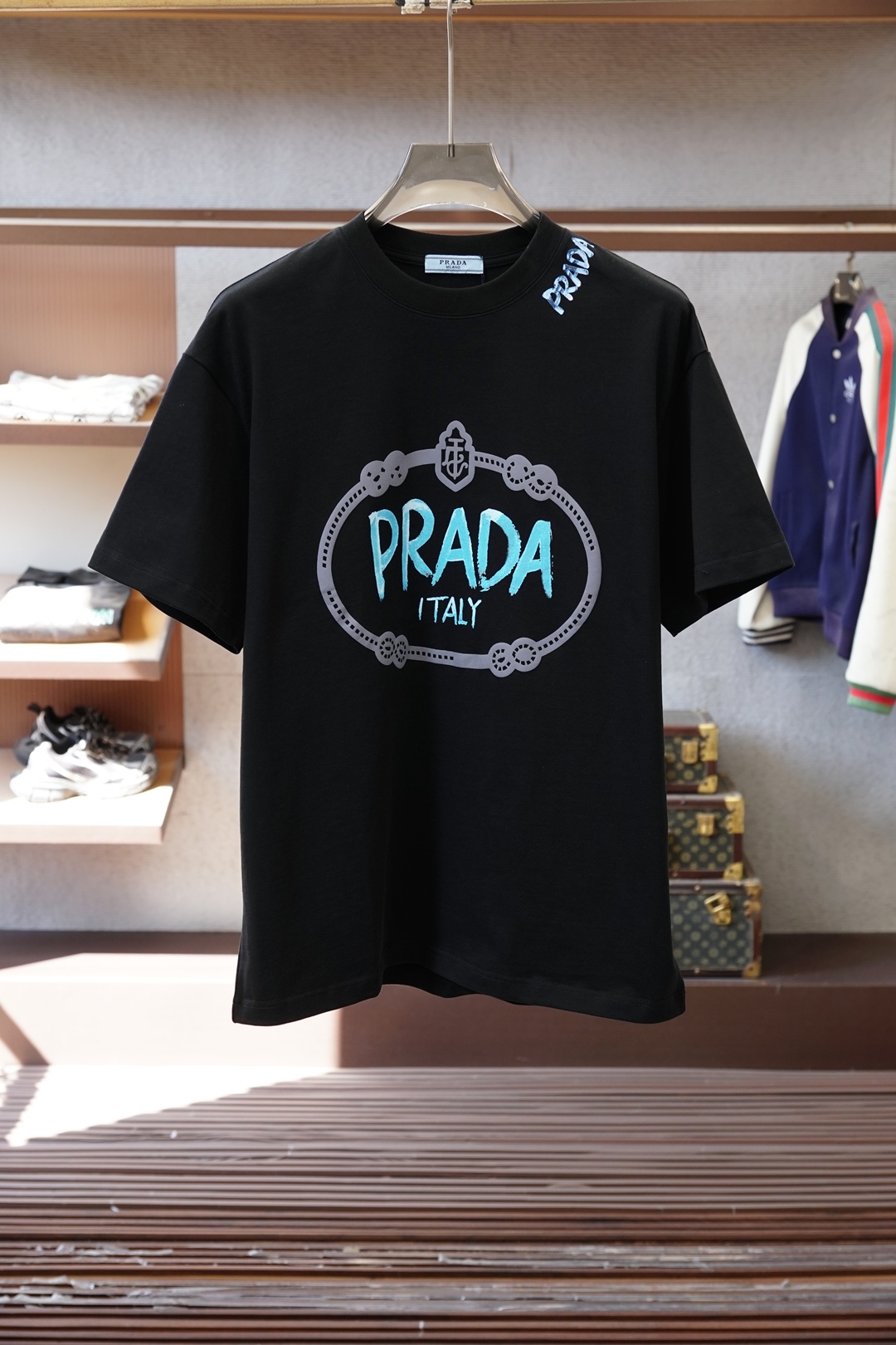 Prada普拉达-2026春夏新款首发专柜最新款短袖圆领T恤 高端订制 设计前卫时尚！品牌logo重工艺