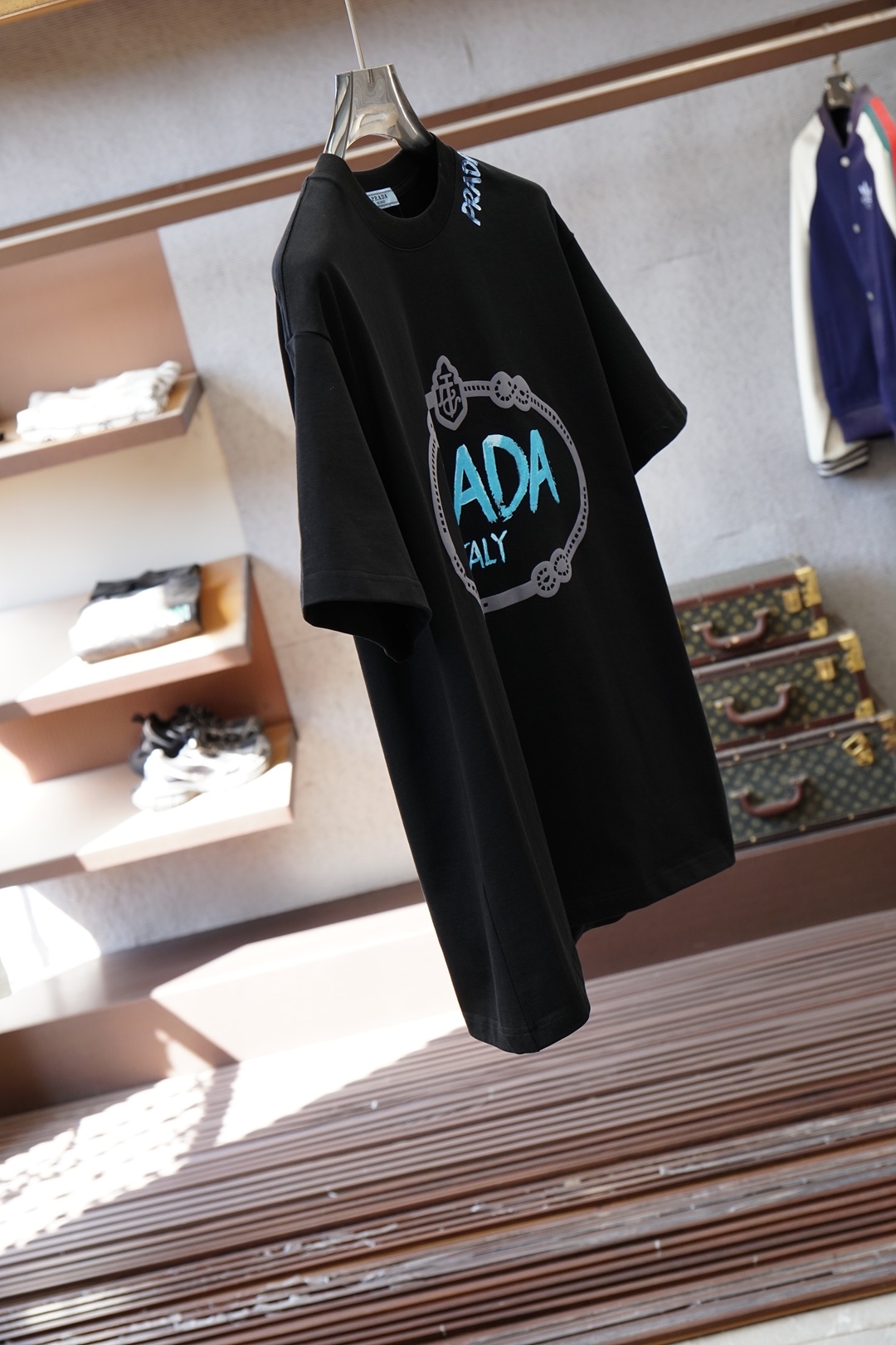 Prada普拉达-2026春夏新款首发专柜最新款短袖圆领T恤 高端订制 设计前卫时尚！品牌logo重工艺