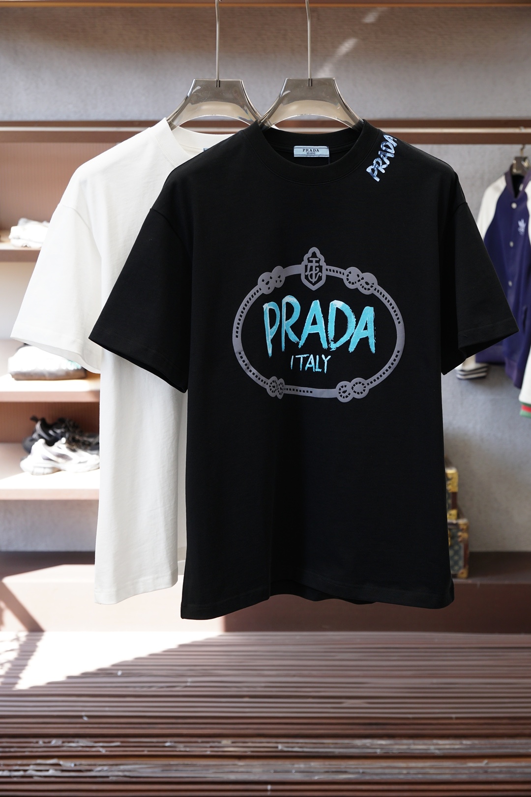 Prada普拉达-2026春夏新款首发专柜最新款短袖圆领T恤 高端订制 设计前卫时尚！品牌logo重工艺