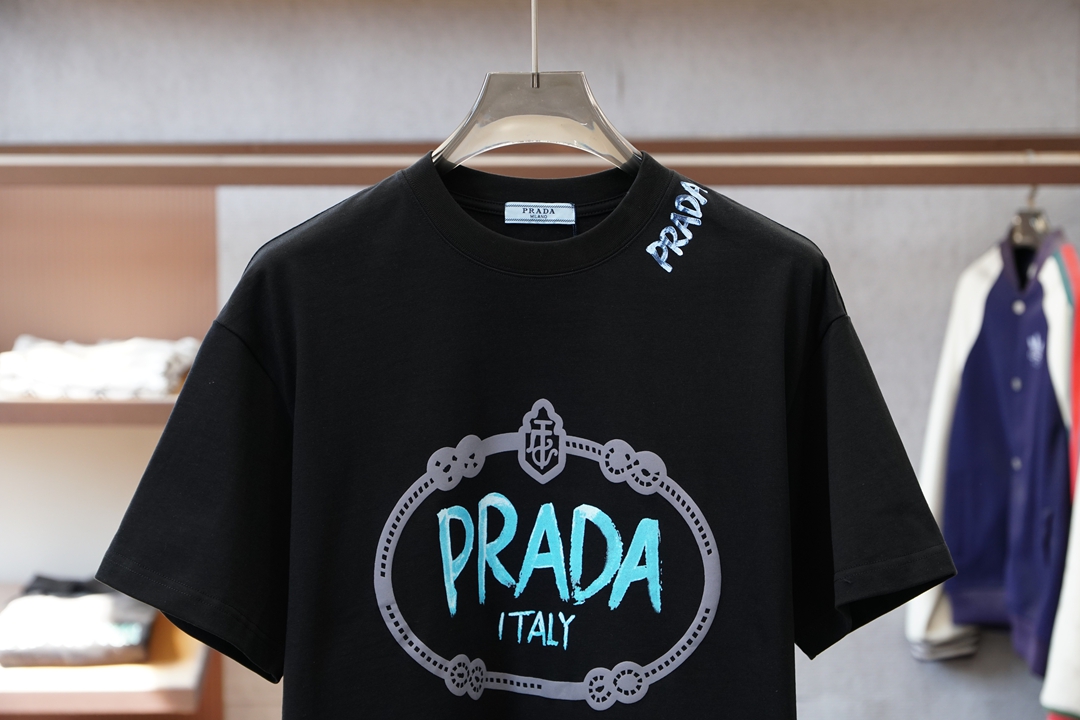 Prada普拉达-2026春夏新款首发专柜最新款短袖圆领T恤 高端订制 设计前卫时尚！品牌logo重工艺