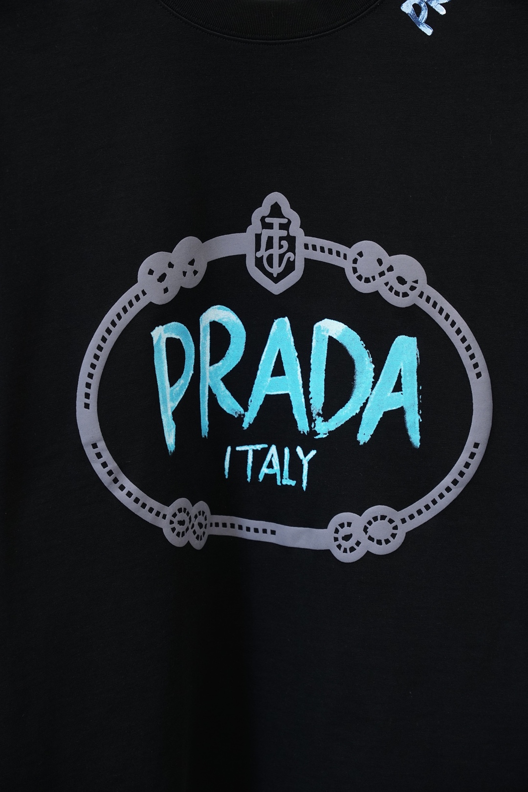 Prada普拉达-2026春夏新款首发专柜最新款短袖圆领T恤 高端订制 设计前卫时尚！品牌logo重工艺