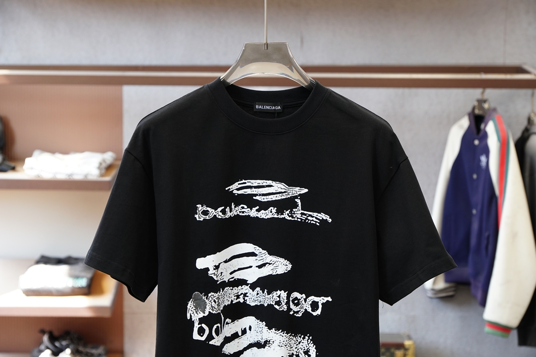 巴厘世家-2026春夏新款首发专柜最新款短袖圆领T恤 高端订制 设计前卫时尚！品牌logo重工艺设计 高