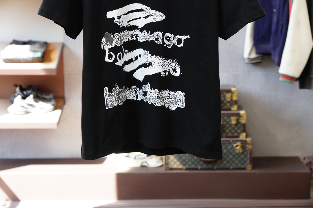 巴厘世家-2026春夏新款首发专柜最新款短袖圆领T恤 高端订制 设计前卫时尚！品牌logo重工艺设计 高